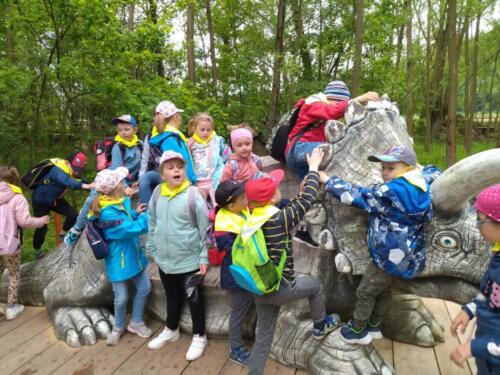 Wycieczka najmłodszych uczniów naszej szkoły do Zatorlandu czyli parku dinozaurów