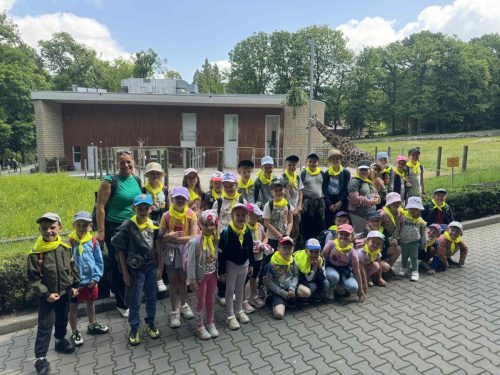 Dzieci zwiedzają zoo