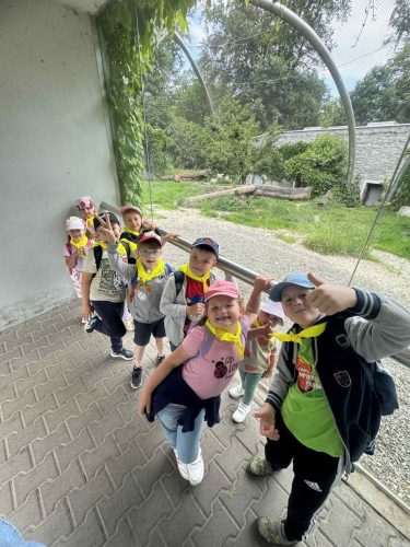 Dzieci zwiedzają zoo