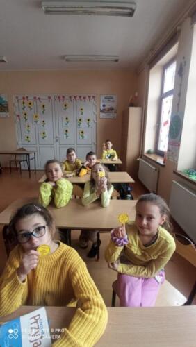 Uczniowie szkoły w czasie dnia życzliwości. Dzieci i nauczyciele ubrani są na żółto.