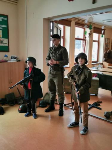Uczniowie aktywnie uczestniczą z żywej lekcji historii