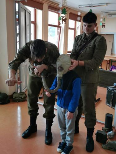 Uczniowie aktywnie uczestniczą z żywej lekcji historii