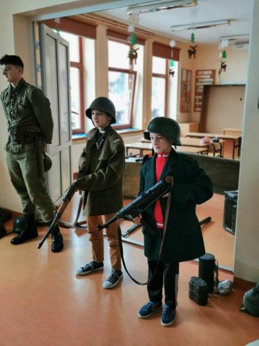 Uczniowie aktywnie uczestniczą z żywej lekcji historii